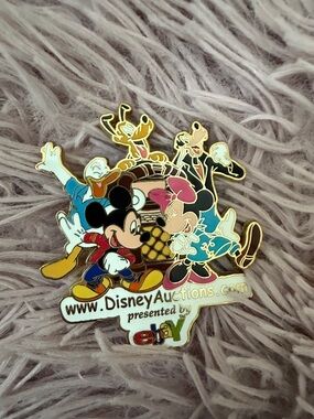 LIMITED EDITION Disney Mickey & Friends Character Pin